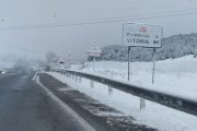 La carretera N-I despejada a su paso por La Bureba a través de un paisaje nevado.
