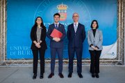 Los miembros del consejo ejecutivo del Ceubu con el rector.