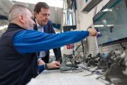 Mañueco, durante su visita a la empresa Technoform.