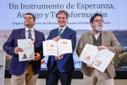 Carlos Gallo, Borja Suárez y Vicente Orden, durante la presentación del estudio que analiza el impacto del programa de microcréditos de Sodebur.