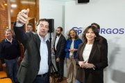 El candidato a la presidencia, Alfonso Fernández Mañueco, con la cabeza de lista del PP por Burgos, Marta Arroyo, antes del arranque de la campaña.