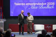 La Universidad de Burgos premia a Álex Benlloch, fundador de Nude Project, con el galardón Talento Emprendedor.