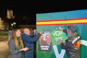 Vox Burgos inicia la campaña electoral autonómica con la pegada de carteles en la Plaza Vega.