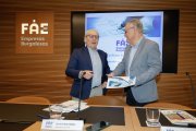 El presidente de FAE, Ignacio San Millán, y el coordinador del Índice de Confianza Empresarial de FAE, Iñigo Llarena, conversan antes de la presentación del estudio.