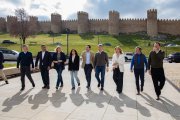 El presidente del Partido Popular, Alberto Núñez Feijóo (4d), el presidente de la Junta y candidato a la reelección, Alfonso Fernández Mañueco (5i), a su llegada al acto de partido junto con otros resposables autonómicos y locales del PP.