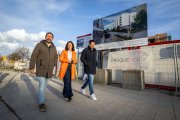 Daniel de la Rosa y Esther Peña acompañan a César Ramos, ponente de la Ley Estatal de Vivienda, en la visita a la promoción de VPO para jóvenes de la Junta.