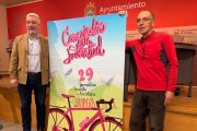 Luis Marquina, derecha, en la presentación de las XXIX Jornadas del Mundo en Bici acompañado por el concejal de Juventud, Carlos Niño.