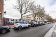 Así luce desde el paseo del Empecinado el exterior de la parcela, vacía desde 2024, a la espera de sus nuevos ‘ocupantes’.