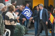 El presidente del Partido Popular, Alberto Núñez Feijóo, interviene en un mitin en Villarcayo.
