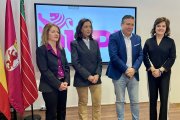 La candidata de UPL a la Presidencia de la Junta, Alicia Gallego (segunda por la izquierda), acompañada por representantes de su candidatura a las Cortes.