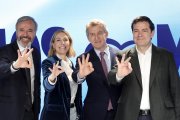 El presidente de Castilla y León en funciónes Alfonso Fernández Mañueco es recibido con una ovación tras su victoria en las elecciones de este domingo, a su llegada a la Junta directiva nacional d.
