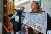 Familias afectadas por el cese de la actividad de la Escuela Municipal de Música y representantes del profesorado siguieron el debate desde el salón de Plenos.