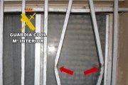 El ladrón forzó los barrotes de una ventana para entrar.