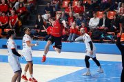 Fabrizio Casanova lanza a portería durante el partido contra Alicante.