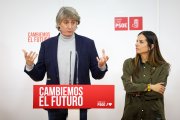 Carlos Martínez comparece en rueda de prensa junto a Nuria Rubio.