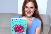 La escritora Carmen Palliser, con un ejemplar de su nueva novela.