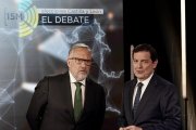 Debate candidatos a la presidencia de la Junta. El candidato de Vox, Carlos Pollán, habla con el candidato del PP, Alfonso Fernández Mañueco antes de comenzar el debate.