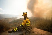 Archivo - Un bombero observa el incendio forestal, a 24 de agosto de 2025, en La Baña, Encinedo, La Cabrera, León, Castilla y León (España).