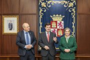 Mañueco recibe en la Presidencia de la Junta a la actual presidenta de Michelin España-Portugal, María Paz Robina, y a su próximo sucesor en el cargo, César Moñux.