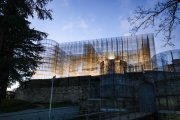 Así se ve la estructura metálica del Castillo de Burgos iluminada.