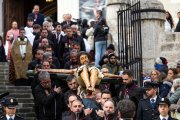 Imagen de la procesión, en vertical, del Santísimo Cristo de Burgos por el centro de la ciudad.