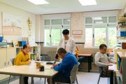 Varias personas realizan una actividad en el centro de día de Autismo Burgos.