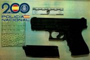Arma simulada incautada al detenido.