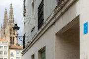 Cartel identificativo de una vivienda de uso turístico en el centro de Burgos.