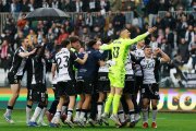 La plantilla celebra sobre el césped que el Sporting tampoco puede frenar la magia de El Plantío.
