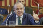 El portavoz de Vox en el Ayuntamiento de Burgos, Fernando Martínez Acitores, durante su intervención en el pleno.