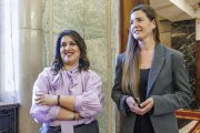 Las concejalas del PSOE y Vox, Estrella Paredes y Marta Alegría, tras formalizarse su renuncia al acta de concejal.