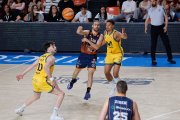 Jofresa lanza un pase durante el partido contra Estudiantes.