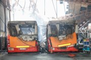 Imagen de dos autobuses quemados.