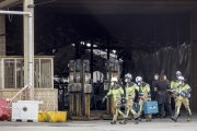 Los bomberos proseguían hoy con las labores de revisión de las instalaciones arrasadas por el fuego.