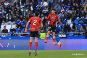 Unax del Cura juega de cabeza en el partido de Riazor.