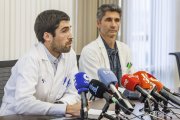 El director del HUBU, Carlos Cartón, junto al jefe de Oncología, Enrique Lastra.