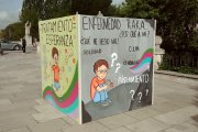 Cubo artístico en el paseo Sierra de Atapuerca.
