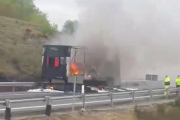 Imagen del camión ardiendo.