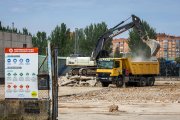 La demolición de la nave donde irá la central energética, en la calle La Lora, está muy avanzada.