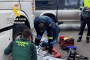 Una agente y un médico atienden al herido.