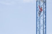 Imagen de un trabajador subido a una grúa en Fuentecillas.