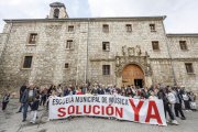 Imagen de la concentración a las puertas de la Escuela Municipal de Música.