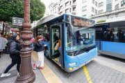 Un autobús de los cedidos por Madrid recoge pasajeros en una parada de la calle Vitoria.