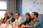 El gerente del Hospital Clínico Universitario de Valladolid, José Antonio Arranz Velasco, junto a representantes de los servicios clínicos relacionados, informa de la participación del centro hospitalario en dos ensayos clínicos internacionales en tratamiento del cáncer de próstata.