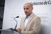 Archivo - El portavoz del Gobierno de Canarias, Alfonso Cabello, en rueda de prensa.