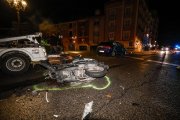 Accidente de tráfico en la plaza Vega tras la colisión de una moto con un turismo.