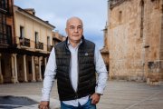 José Ramón Esteban creador de la red social Recorriendo Soria fotografiao en El Burgo de Osma.