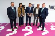 Tomás Fisac, Sonia Martínez, Borja Suárez, Ángel Carretón, responsable del IDJ de la Diputación, y Ramón Sobremonte, director general de Cajaviva Caja Rural.