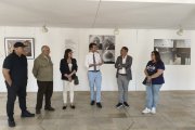 Exposición El viaje interior (José Jiménez Lozano 1930-2020) en Medina de Rioseco. En la imagen el alcalde de Medina de Rioseco, David Esteban, junto al director de la agencia Ical, Luis Miguel Torres durante la inauguración.