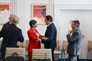 El consejero de Medio Ambiente, Vivienda y Ordenación del Territorio en funciones, Juan Carlos Suárez-Quiñones, saluda a la ministra de Vivienda, Isabel Rodríguez.